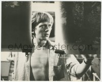 4j1462 BLOW-UP 8.25x10.25 still 1967 c/u of sexy barechested David Hemmings developing photos!