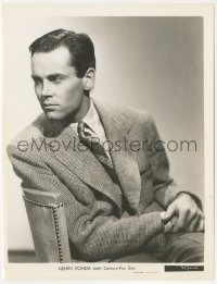 4j1523 HENRY FONDA 7.75x10 still 1930s seated portrait in suit & tie looking over his shoulder!