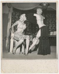 4j1529 HUMAN JUNGLE 8x10 news photo 1954 Jan Sterling takes stripping lessons from Libby Jones!