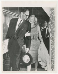 4j1564 MARILYN MONROE/ARTHUR MILLER 7x9 news photo 1957 preparing to board train to New York City!