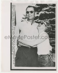 4j1565 MARILYN MONROE/ARTHUR MILLER 7x9 news photo 1956 at his 20 acre summer home before wedding!