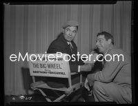 4m0474 JACK DEMPSEY/JOE DIMAGGIO camera original 4x5 negative 1949 candid on set of The Big Wheel!