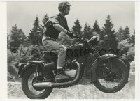 4p1263 GREAT ESCAPE candid 7.25x10 still 1963 Steve McQueen practices motorcycle jumping, rare!