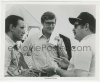 4p1283 JAWS candid 8x10 still 1975 author Peter Benchley with Roy Scheider & screenwriter Gottlieb!