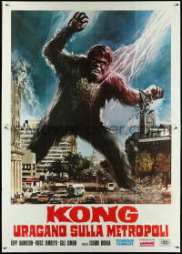 4p0294 WAR OF THE GARGANTUAS Italian 2p R1976 different Piovano art of King Kong monster over city!