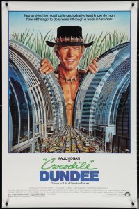 4r0728 CROCODILE DUNDEE 1sh 1986 cool art of Paul Hogan looming over New York City by Daniel Goozee!