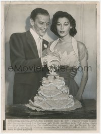 4t0369 FRANK SINATRA/AVA GARDNER 10.5x14 news photo 1951 happy newlyweds cutting the wedding cake!