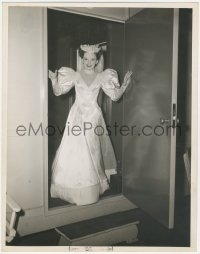 4t0371 HARVEY GIRLS candid deluxe 10.25x13 still 1946 Judy Garland steps out of her dressing room!