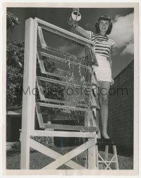 4t1449 BUNNY YEAGER 7x9 news photo 1949 photographer demonstrates new window design to block rain!