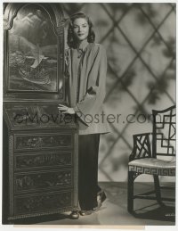 4t1472 DARK PASSAGE candid 7.25x9.25 still 1947 Lauren Bacall in outfit designed by Bernard Newman!