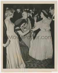 4t1536 JANE RUSSELL/LIZABETH SCOTT/QUEEN ELIZABETH 7.25x9 news photo 1951 at London premiere!