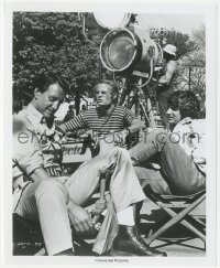 4t1539 JAWS candid 8x10 still 1975 Scheider, Steven Spielberg & producer Richard D. Zanuck on set!