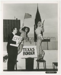 4t1542 JAYNE MANSFIELD/MILTON CANIFF 8x10 still 1956 posing w/Texas props by Empire State Building!