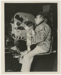 4t1571 LIZA MINNELLI/VINCENTE MINNELLI 8x10 still 1955 father & daughter behind camera, The Cobweb!