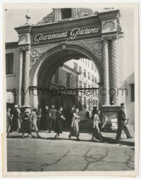 4t1610 PARAMOUNT 7x9 news photo 1937 makeup artists & painters picketing in front of the studio!