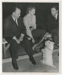 4t1652 SPELLBOUND candid 8.25x10 still 1945 Alfred Hitchcock, Ingrid Bergman & Carroll watching dog!