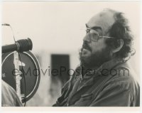 4t1655 STANLEY KUBRICK 8x10 still 1987 candid c/u behind camera while filming Full Metal Jacket!