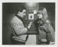 4y1174 FAHRENHEIT 451 candid 8x10 still 1966 Julie Christie & Francois Truffaut discuss next scene!