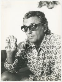 4y1257 ROBERT MITCHUM French 7x9.5 still 1970s c/u with cool sunglasses & smoking a joint in France!