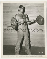 4y1318 YELLOWSTONE KELLY candid 8x10.25 still 1959 barecheted Clint Walker in buckskin weightlifting!