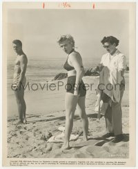 5b1775 CLASH BY NIGHT candid 8x10 still 1952 sexy Marilyn Monroe prepares to film an ocean scene!