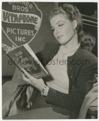 5b1802 GEORGE WASHINGTON SLEPT HERE candid 6.75x8.25 still 1942 Ann Sheridan reads Edge of Darkness!