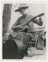 5b1904 SOUND OF MUSIC candid 7x9 news photo 1965 Julie Andrews tuning her guitar between scenes!