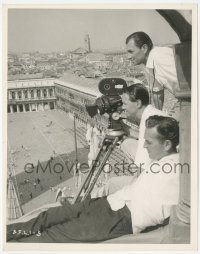 5b1911 SUMMERTIME candid 8x10.25 still 1955 David Lean & cameraman filming from high on rooftop!