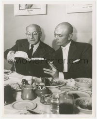 5b1915 TEN COMMANDMENTS candid 8.25x10 still 1956 Cecil B. DeMille & Yul Brynner study the Bible!