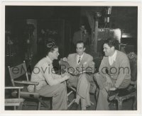 5b1928 UNDERCURRENT candid deluxe 8x10 still 1946 Katharine Hepburn w/director Minnelli & producer!