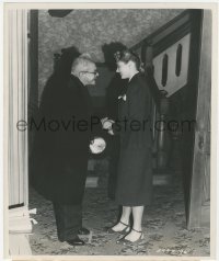 5b1906 SPELLBOUND candid 8.25x10 still 1945 Ingrid Bergman & Chekhov laugh between scenes, Hitchcock!