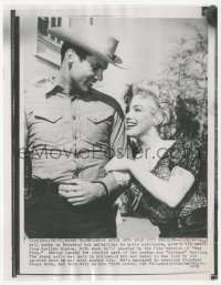 5j1739 BUS STOP 6.75x8.5 news photo 1956 Don Murray gets a big smile from co-star Marilyn Monroe!