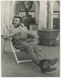 5j1743 CLINT EASTWOOD Italian 8.25x11 news photo 1971 c/u relaxing with his script on a movie set!