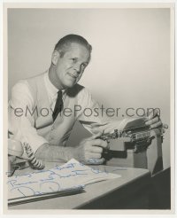 5j0157 DAN DURYEA signed 8x10 still 1950s great close up of the actor adjusting his typewriter!