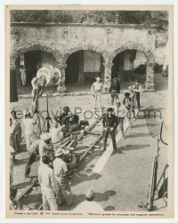 5j1800 MAGNIFICENT SEVEN candid 8x10.25 still 1960 crew filming Yul Brynner, Steve McQueen & cast!