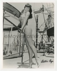 5j0256 BETTIE PAGE signed 8x10 REPRO photo 1980s c/u in skimpy bikini at carnival by Bunny Yeager!