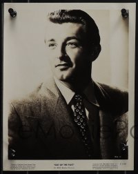 5j1908 ROBERT MITCHUM 8 from 7.25x9.25 to 8.25x10.25 stills 1940s-1960s portrait images of the star!