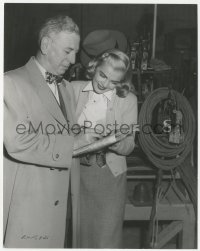 5r1816 PITFALL candid 7.5x9.5 still 1948 Rube Goldberg making a quick cartoon of Lizabeth Scott!