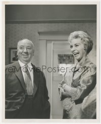 5r1818 PSYCHO candid 8x10 still 1960 great c/u of Alfred Hitchcock & Janet Leigh laughing on set!