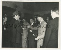 5r1836 TALK OF THE TOWN candid 8.25x10 still 1942 George Stevens rehearses bullies for mob scene!