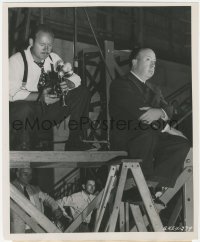 5r1831 SPELLBOUND candid 8.25x10 still 1945 Life photographer Schuyler Crail with Alfred Hitchcock!