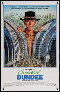 5w0697 CROCODILE DUNDEE 1sh 1986 cool art of Paul Hogan looming over New York City by Daniel Goozee!