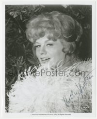 5y0100 SHELLEY WINTERS signed 8.25x10 still 1968 head & shoudlers portrait wearing feather boa!