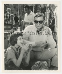 5y1761 TO KILL A MOCKINGBIRD candid 8.25x10 still 1963 director Robert Mulligan with Mary Badham!