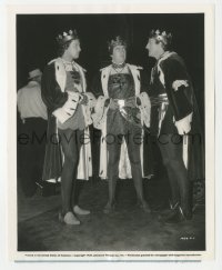 5y1762 TOWER OF LONDON candid 8x10 still 1939 Vincent Price, Basil Rathbone & Hunter discuss scene!