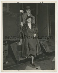 6b1337 MARLENE DIETRICH 8x10 still 1940s deboarding train with husband Rudolph Sieber!