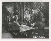 6b1398 REBEL WITHOUT A CAUSE candid 8x10 still 1955 James Dean, Natalie Wood, Mineo & Nicholas Ray!