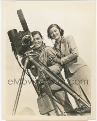 6b1433 TOO HOT TO HANDLE 8x10 still 1938 Myrna Loy & newsreel cameraman Clark Gable behind camera!