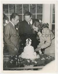 6p1417 HUMPHREY BOGART/LAUREN BACALL 6.75x8.5 news photo 1945 cutting the cake at their wedding!