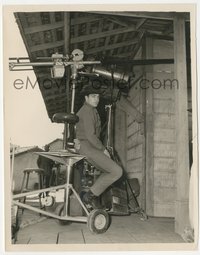 6t0078 DALE ROBERTSON signed 7x9 TV still 1950s candid by lights on Tales of Wells Fargo set!